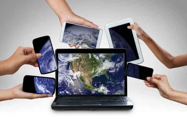 Computer-Laptop, Smartphone-Tablet und Touchpad verbinden die Geräte — Stockfoto