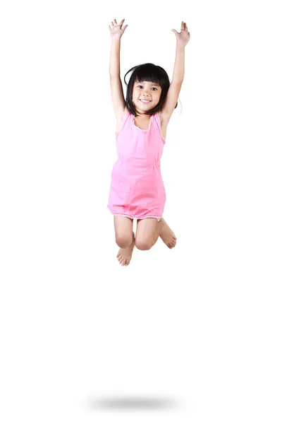 Schattig en gelukkig weinig Aziatische meisje springen in de lucht — Stockfoto