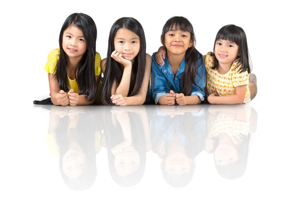 躺在地板上的四个快乐小亚洲女孩 — 图库照片