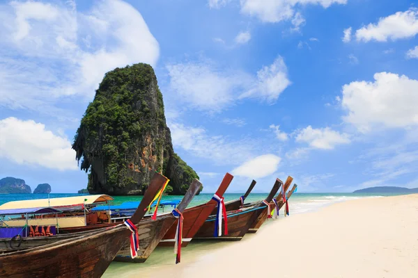 Exotické písečná pláž Thajsko a lodě v asijský tropický ostrov — Stock fotografie
