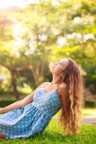 Mulher feliz livre desfrutando da natureza por do sol — Fotografia de Stock