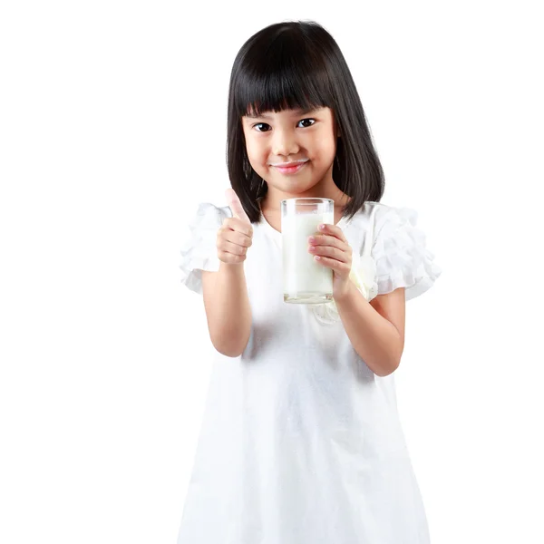 Szczęśliwy Azji dziewczynka trzymając kubek mleka — Zdjęcie stockowe