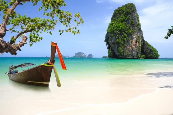 Spiaggia tropicale tradizionale lunga coda barca andaman thailandia mare — Foto Stock