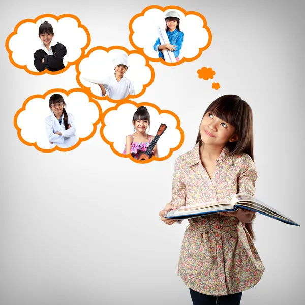 küçük Asyalı kız gelecek eğitim kariyer seçimi düşünerek tercih