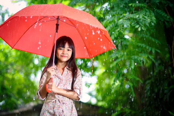 Piccola ragazza asiatica con ombrello — Foto Stock