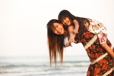 mutlu anne kızını tutan