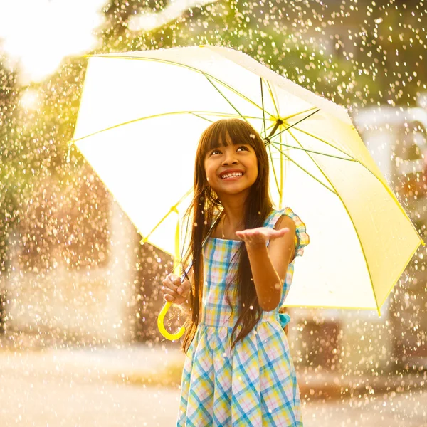 Bella giovane ragazza asiatica sotto la pioggia — Foto Stock