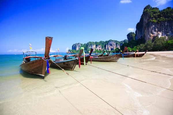 Tropical beach traditional long tail boat — Stock Photo, Image