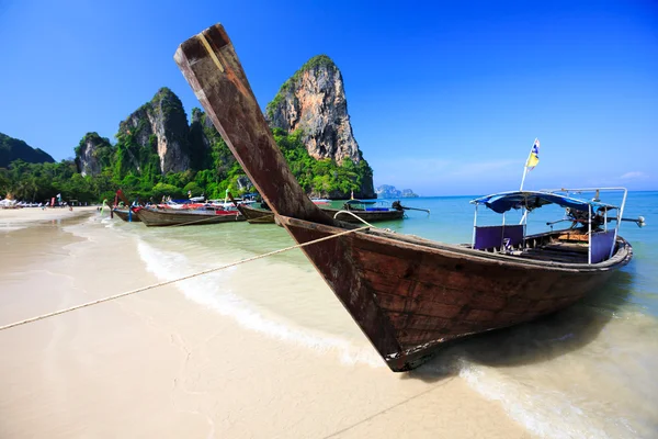 Tropical beach traditional long tail boat — Stock Photo, Image