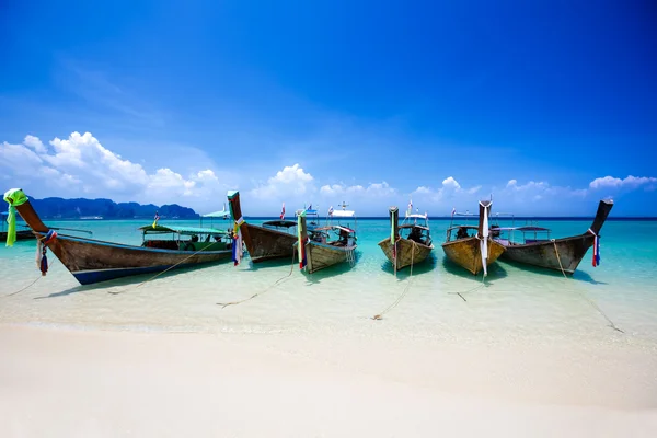 Barco de cuento largo en la playa — Foto de Stock