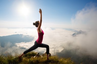 genç kadın egzersiz yoga