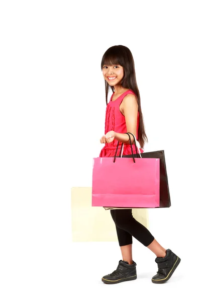 Маленька азіатська дівчинка з сумками — стокове фото