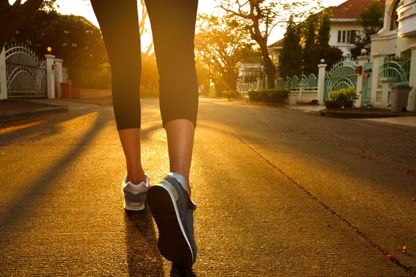 Женщина с атлетической парой ног выходит на пробежку — стоковое фото