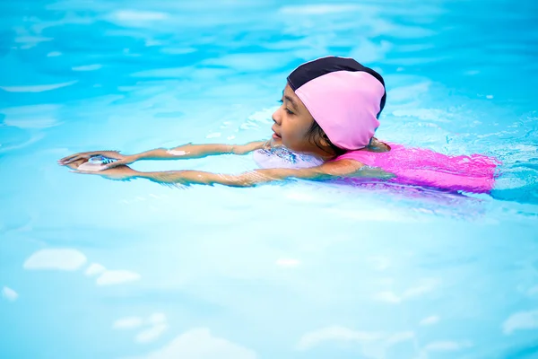 Piccola ragazza asiatica in piscina — Foto Stock