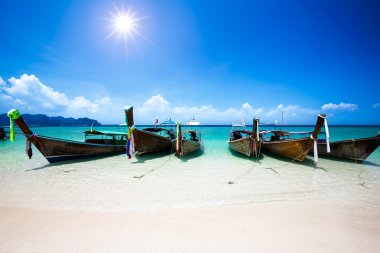 Sahilde tekne longtale