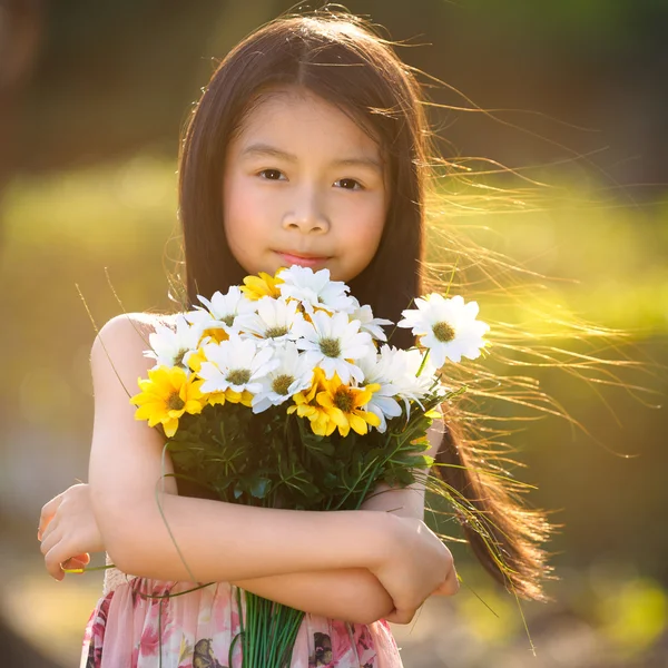 Pouco asiático menina segurando um monte de flores — Fotografia de Stock