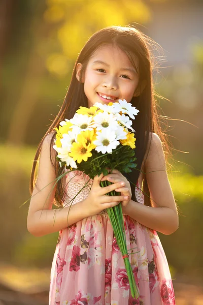 Lachende Aziatisch meisje greep bloemen — Stockfoto