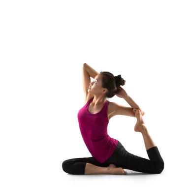Yoga yaparken genç Asyalı kadın