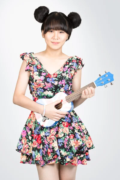 Adolescente ragazza asiatica con chitarra ukulele — Foto Stock