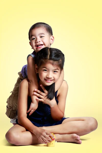 Retrato de un niño el amor del hermano y la hermana —  Fotos de Stock