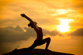 junge asiatische Frau praktiziert Yoga