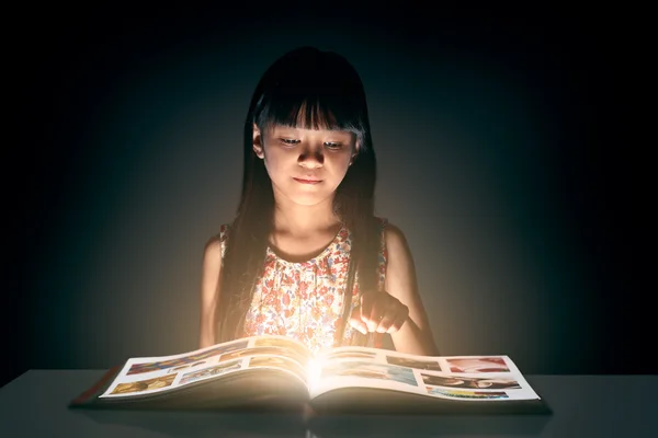 Little asian girl reading the book — Stock Photo, Image