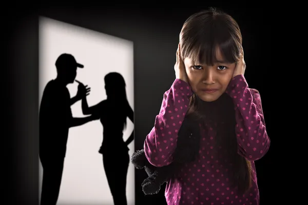 cryling küçük Asyalı kız küpe, yorgun.