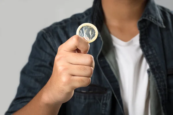 Adam prezervatif holding — Stok fotoğraf