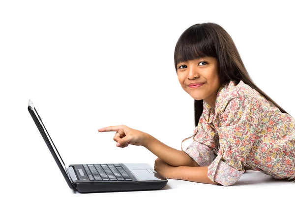 Sonriente pequeña chica asiática con ordenador portátil — Foto de Stock