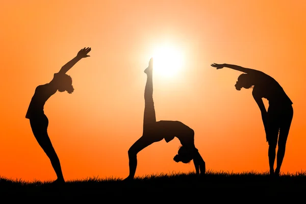 Yoga vid solnedgången — Stockfoto