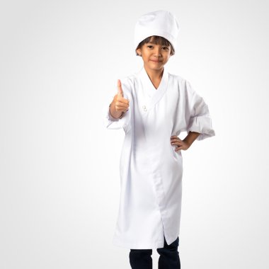 엄지손가락을 보여주는 작은 아시아 여자 요리사