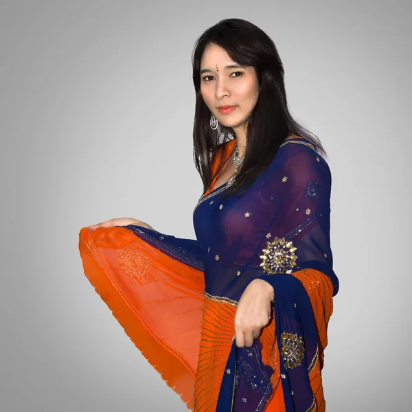 Hermosa mujer asiática en ropa tradicional india — Foto de Stock