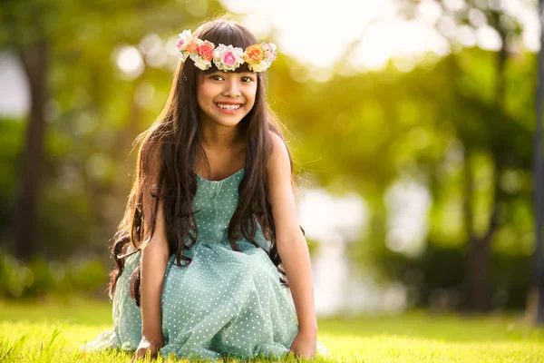 Cute dziewczynka siedzi w parku — Zdjęcie stockowe