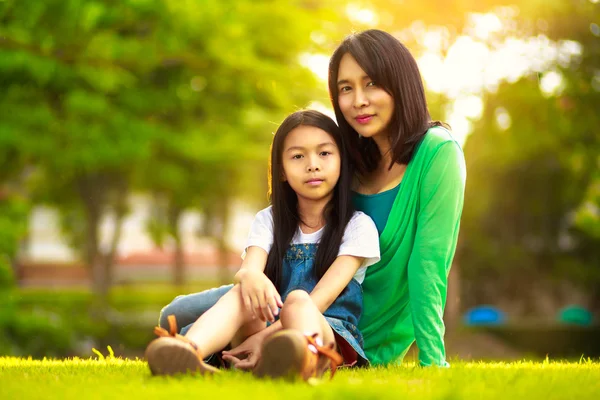 Felice giovane madre con sua figlia — Foto Stock