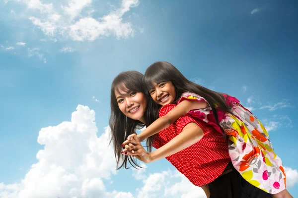 Feliz madre asiática e hija — Foto de Stock