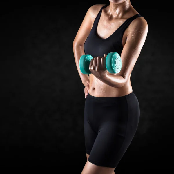 Athletic woman lifting dumbbell — Stock Photo, Image