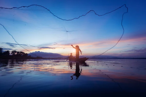 Pescador Silhueta Jogando Rede Pesca Durante Nascer Sol — Fotografia de Stock