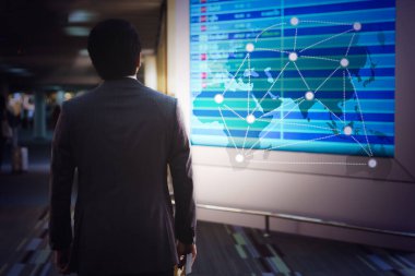 Sanal Dünya Haritası ve Hava Yolları Trafiği Programlı Adam Havalimanında