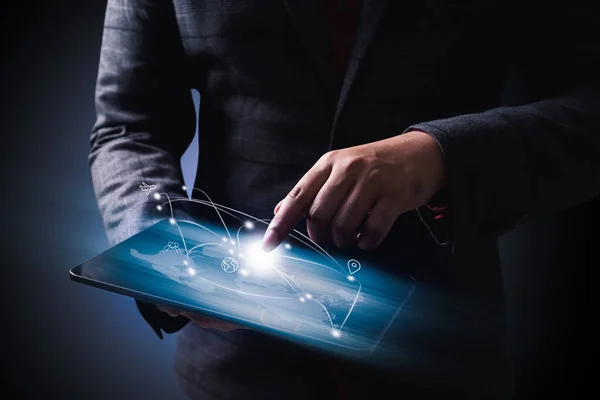 Businessman Holding Digital Tablet Ψηφιακές Εικόνες Μεταφοράς Studio Shot — Φωτογραφία Αρχείου