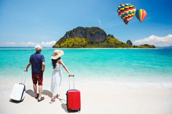 Ασιατικό Coupl Βαλίτσα Στην Παραλία Και Αναζητούν Αερόστατα Θερμού Αέρα — Φωτογραφία Αρχείου