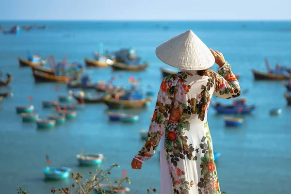 Dame Vietnamienne Avec Dai Vietnam Robe Traditionnelle Chapeau Conique Attendre Image En Vente