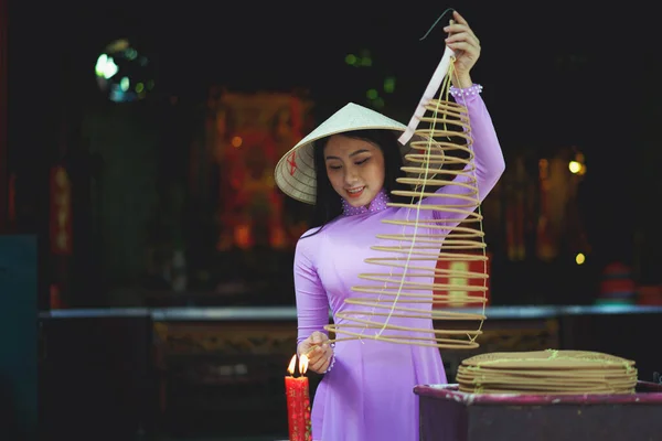 Mulher Vietnamita Vestido Tradicional Orando Com Pau Incenso Pote Ardente — Fotografia de Stock