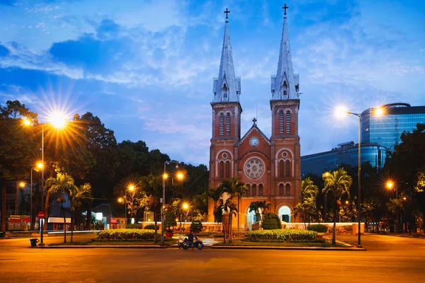 Catedral Notre Dame Cidade Chi Minh Vietnã Fotos De Bancos De Imagens