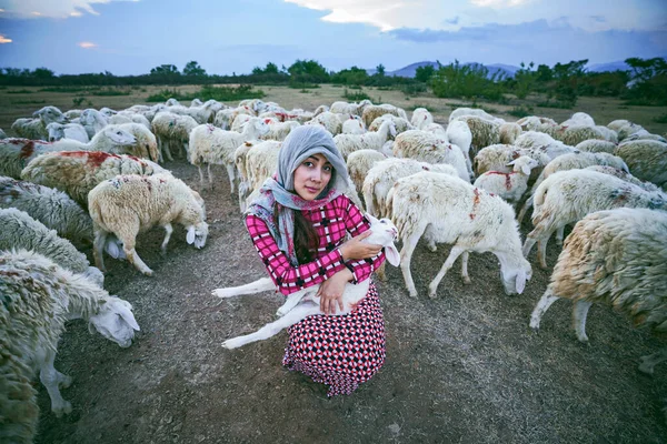 Samica Pasterza Trzymająca Owieczkę — Zdjęcie stockowe