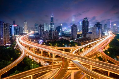 Yükseltilmiş yol kavşağı ve Kavsak Üstgeçit geceleri, Shanghai Çin shanghai