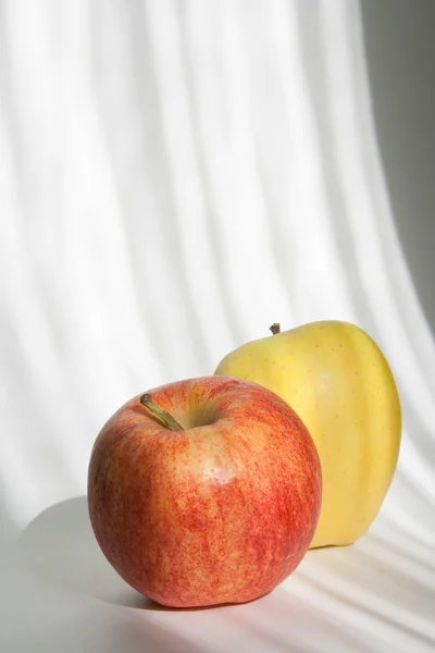 Frutos rojos y amarillos de manzana —  Fotos de Stock