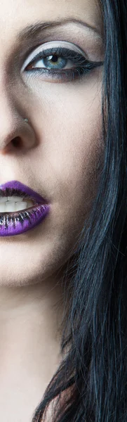 Portret van een meisje paarse lippen — Stockfoto