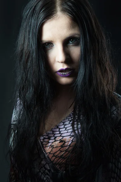 koyu renk bir kızın portresi