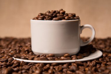 Kahve çekirdekli kahve fincanı.