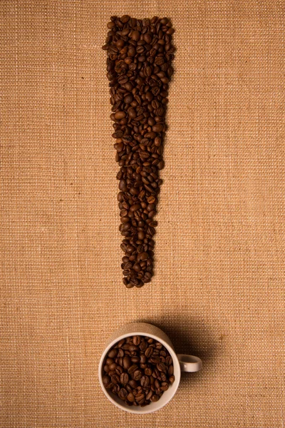 Granos de café sobre fondo de lino (exclamación ) —  Fotos de Stock